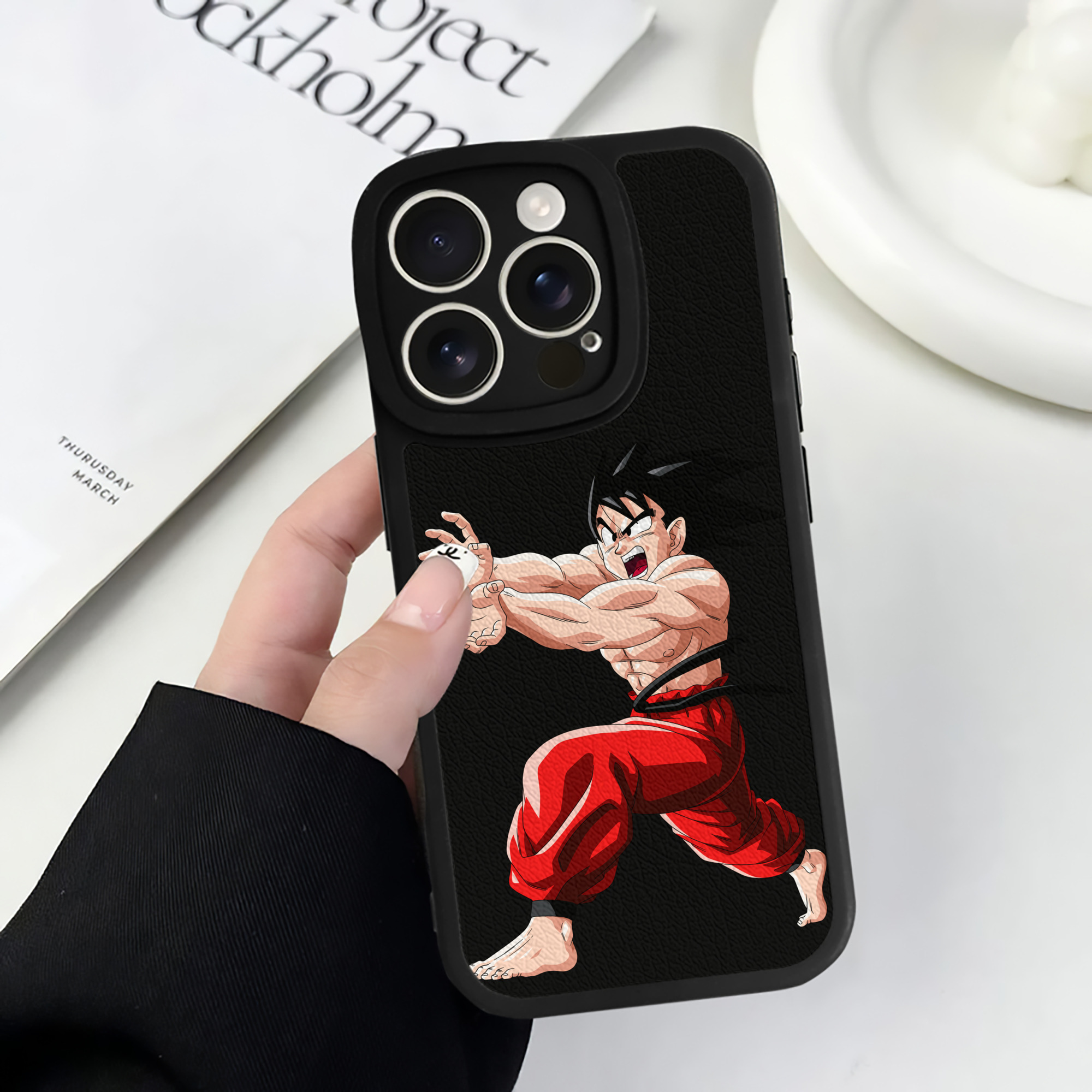 （画像用） ドラゴンボール 孫悟空（そん ごくう）Son Goku カカロット DRAGON BALL Kakarotto 【iPhone 16シリーズ対応】シリコンスマホケース（レザー調） 材質：シリコン